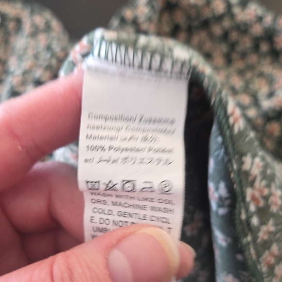 SHEIN 4x Black Floral V-Neck Blouse - Picture 5 of 5